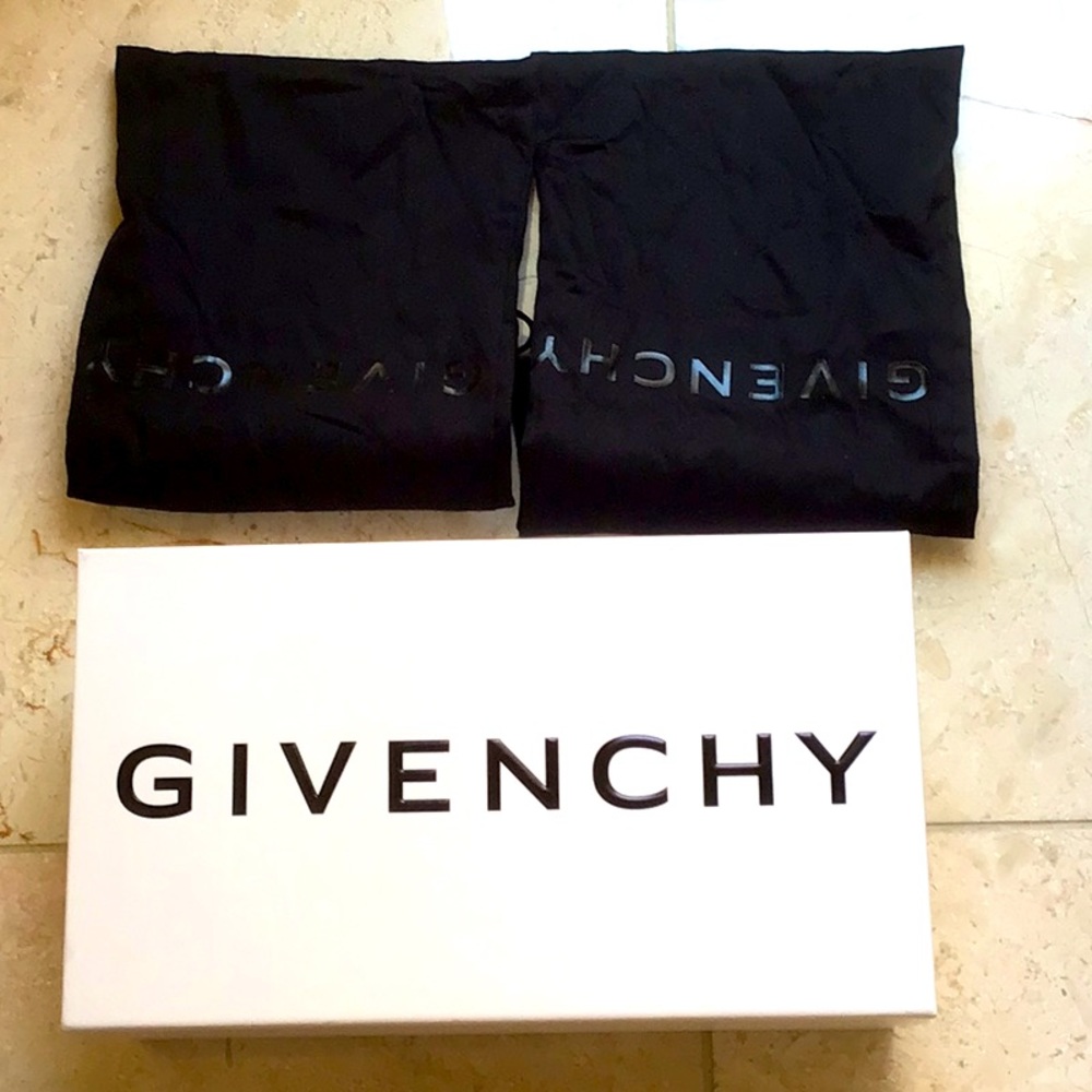 Given by shoo box with never used dust bags